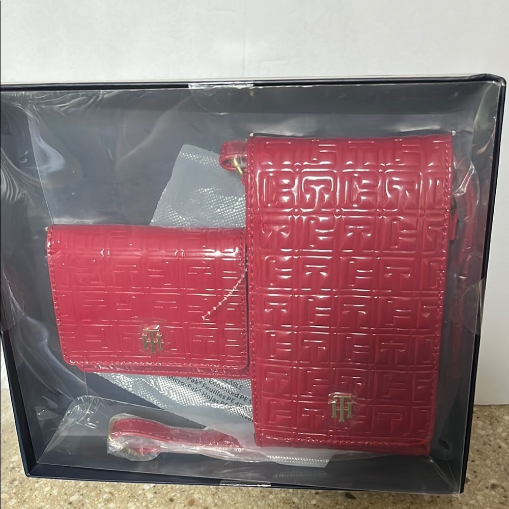 New Tommy Hilfiger purse/wallet set